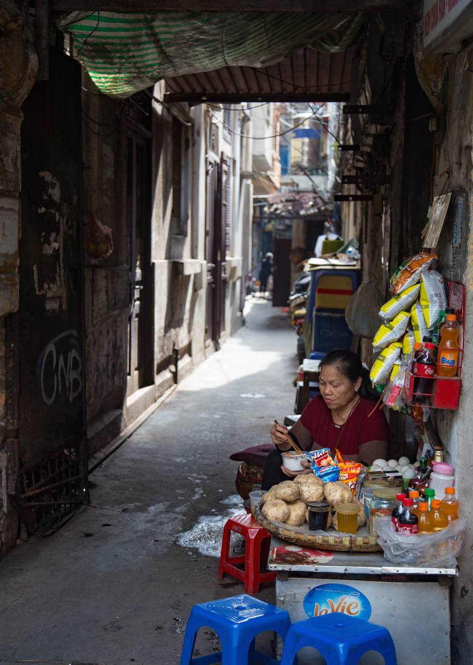 Hanoi-moments of yugen-Old Quarter-narrowstreet