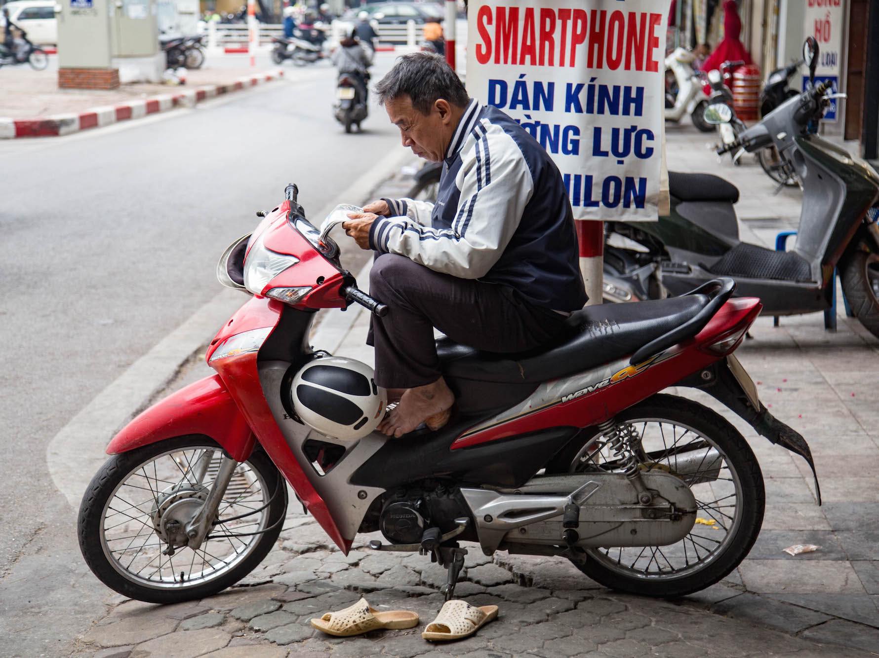 Hanoi-vietnamese on motorbike